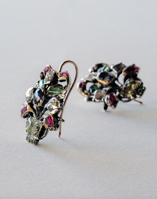 Pair of Giardinetti earrings France, mid-18th century Silver, gold, chrysoberyls, diamonds, emeralds, rubies. © Les Arts Décoratifs, Paris Photo Jean-Marie del Moral 